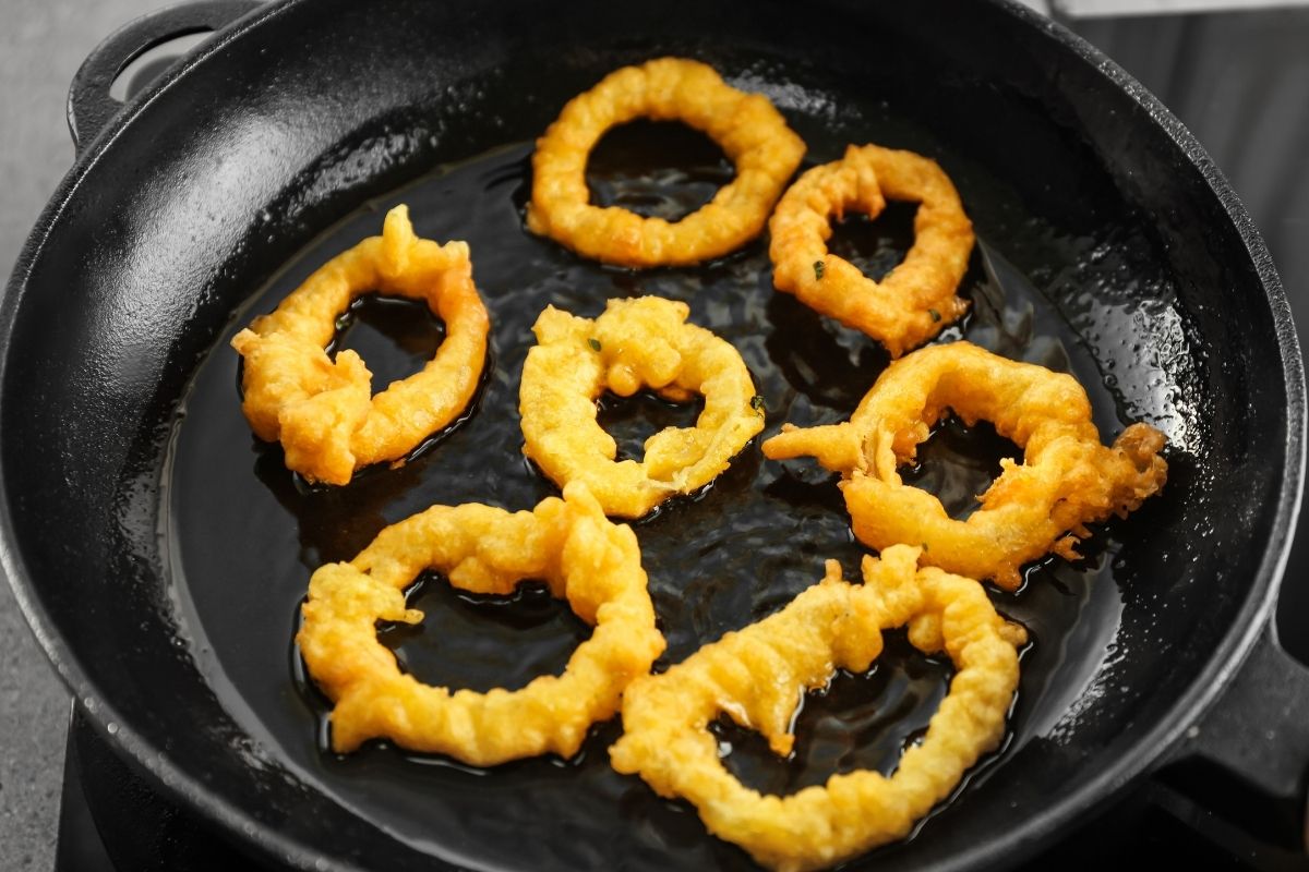 4 Best Ways To Reheat Onion Rings (Updated 2024)