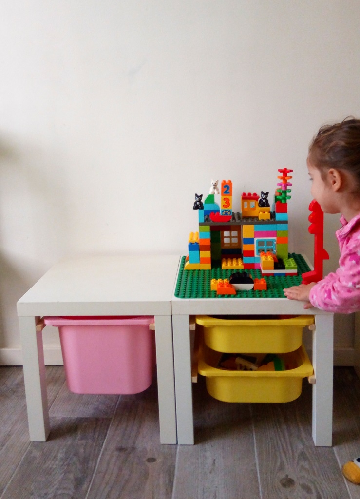 IKEA hack tables Lack + bacs Trofast pour un espace de jeu