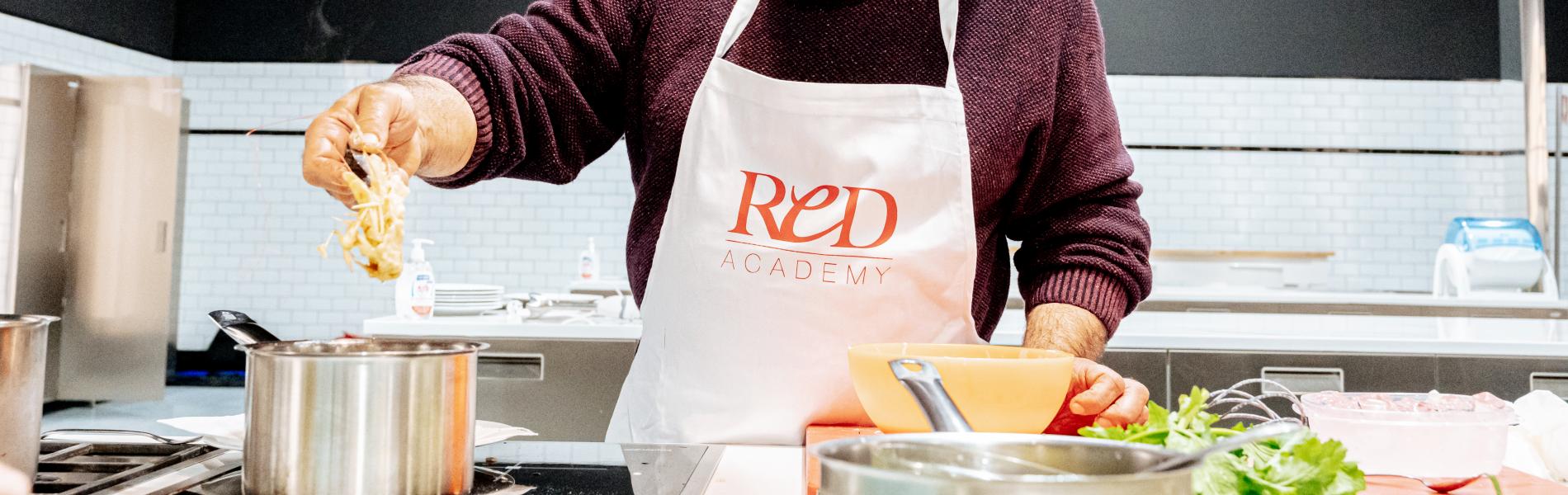 Cosa Fa L'aiuto Cuoco E Come Diventarlo | I Requisiti | Red Acadamey 600_x_1900_jpg