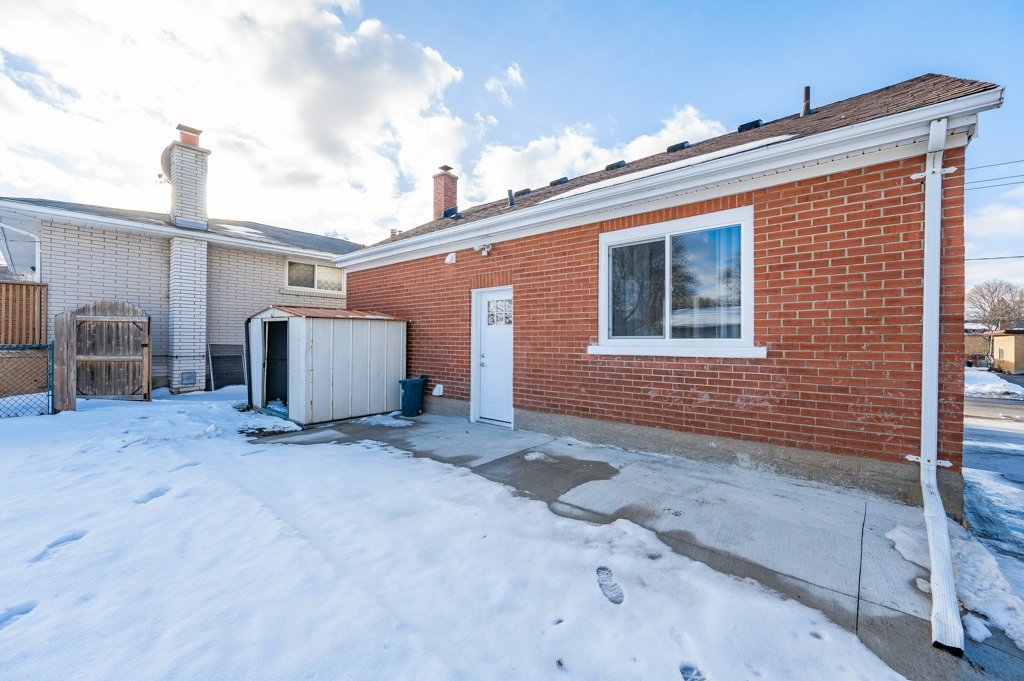 Cozy Kitchener Bungalow 81 Kinzie Ave. Red Brick Real Estate Brokerage
