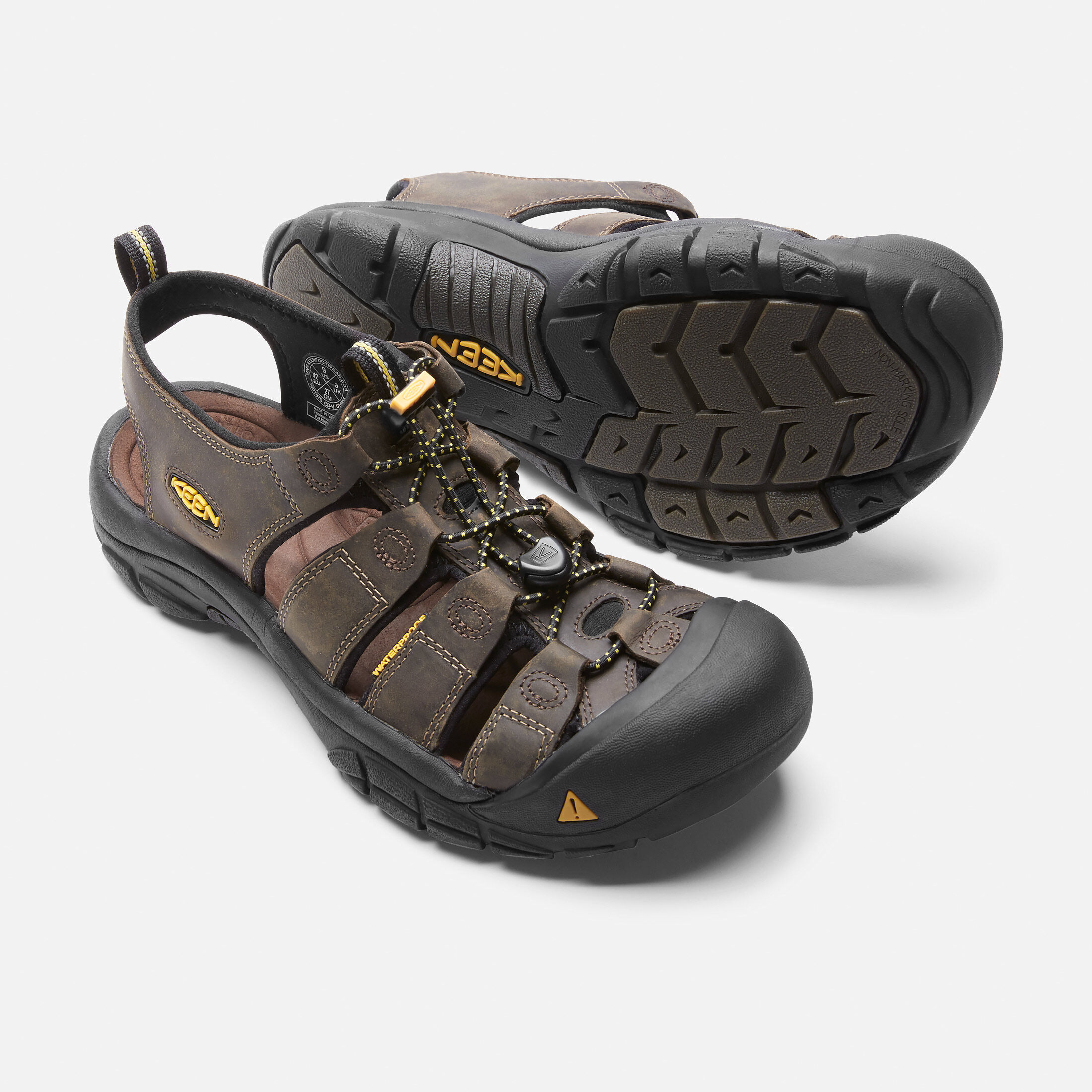 1001870 KEEN Men’s Newport Leather sandal in Bison color Reddhart
