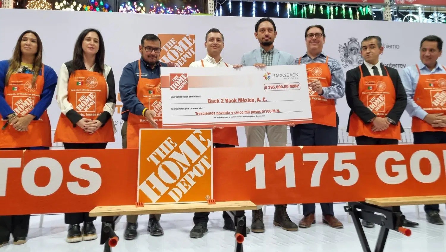 Entrega donativo The Home Depot a Back 2 Back Buenas acciones