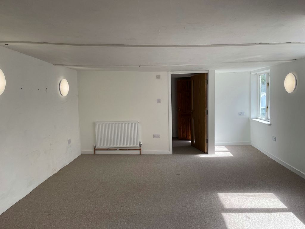 18 Lower Market Street, Penryn, TR10 8BG