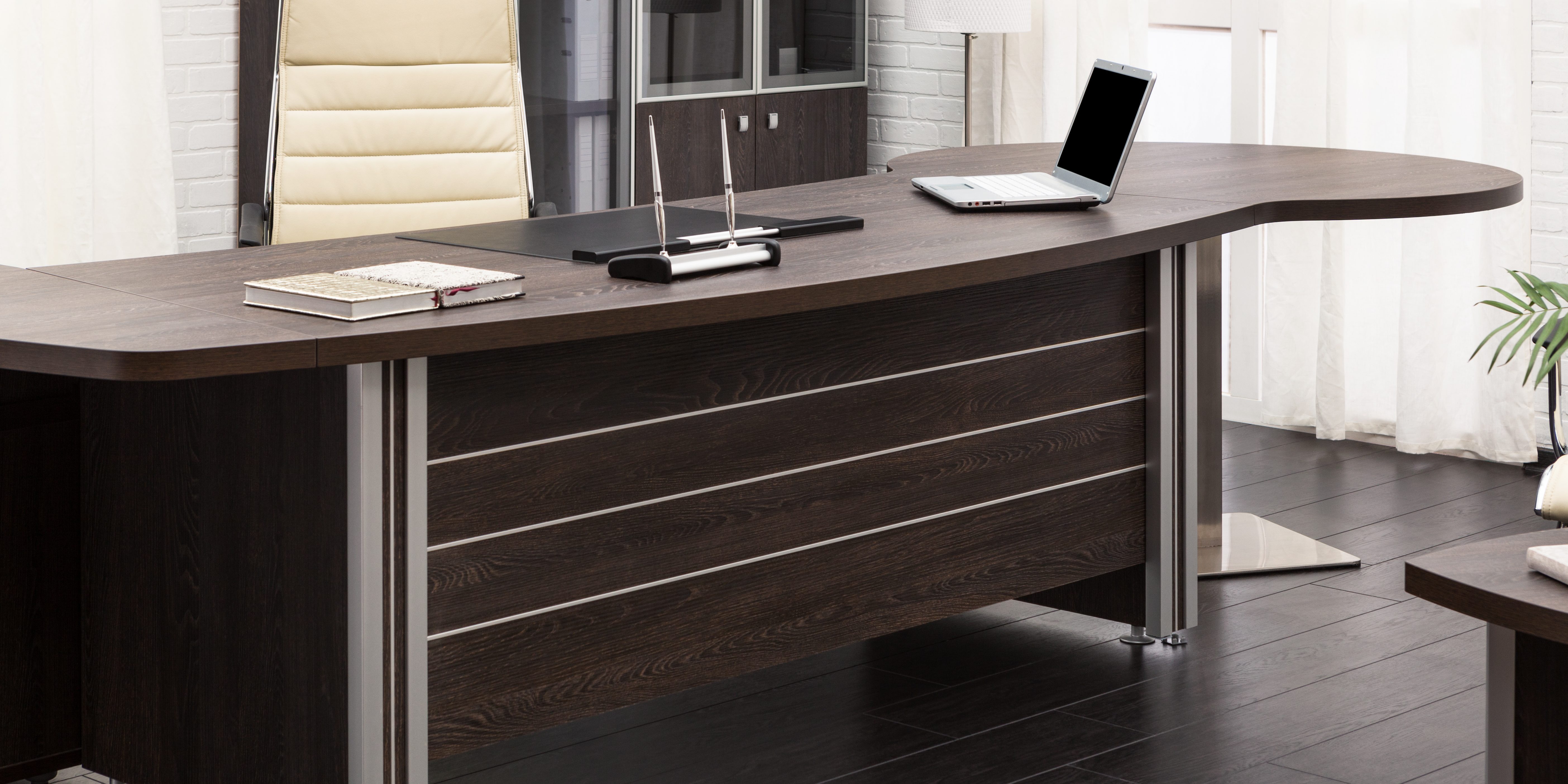 Desk Feng Shui Tips for Selecting an Auspicious Office Desk Red
