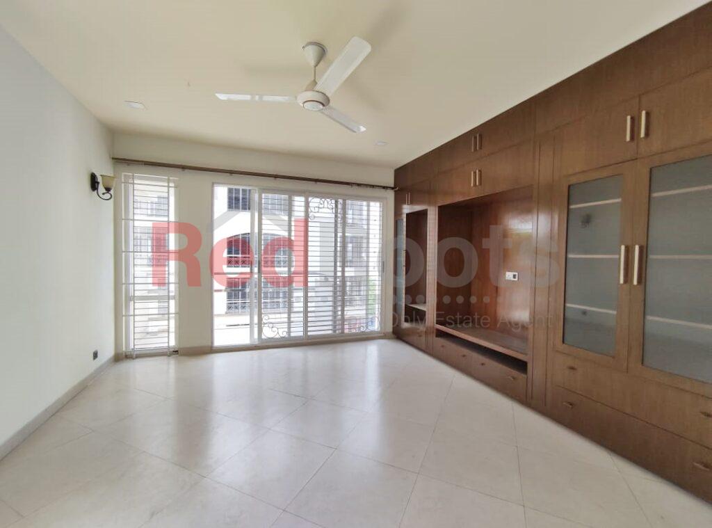 A SEMIFURNISHED 3200 SQ FT APARTMENT FOR RENT IN BARIDHARA DIPLOMATIC