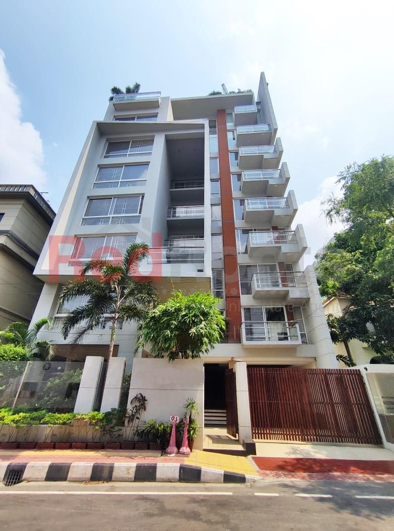 A SEMIFURNISHED 3200 SQ FT APARTMENT FOR RENT IN BARIDHARA DIPLOMATIC