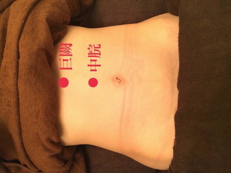 逆流性食道炎の症状をツボ刺激で改善する「ひじ針」のやり方 ｜ケンカツ！ 増加の一途の逆流性食道炎を東洋的にアプローチ！