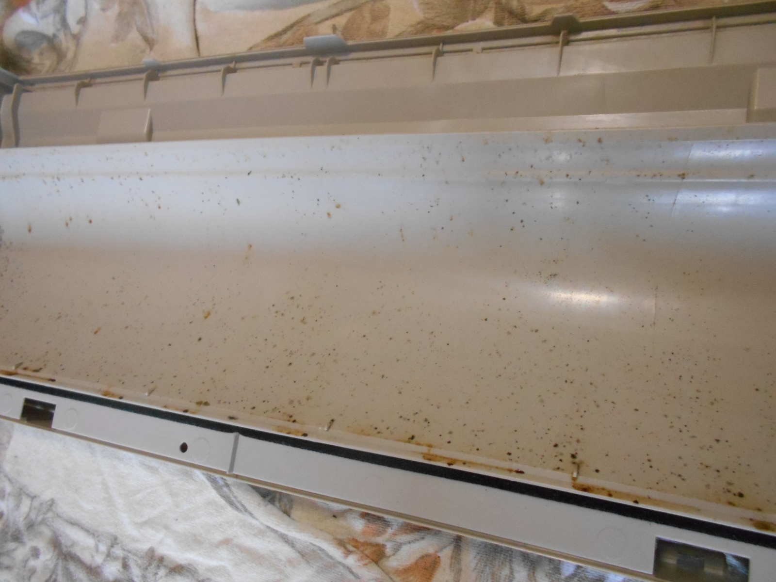 エアコンケーシング　前