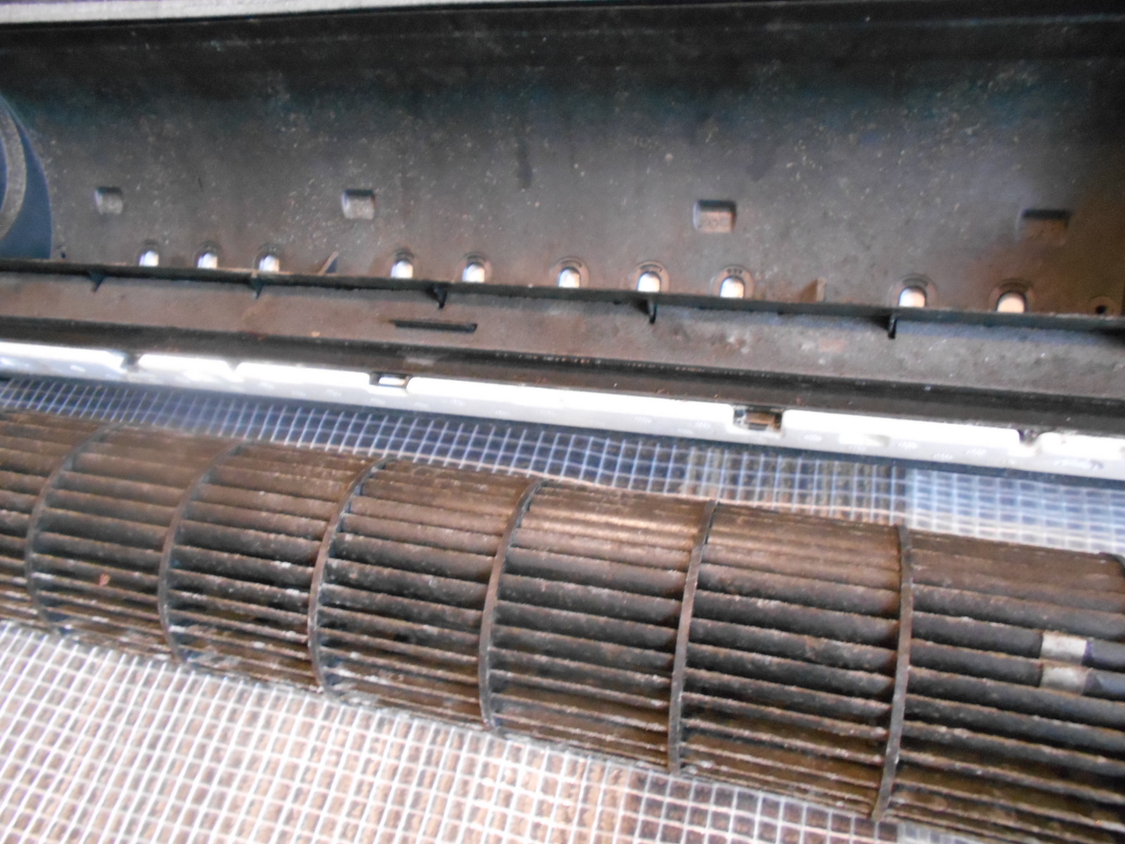 富士通エアコンのファンとケーシング