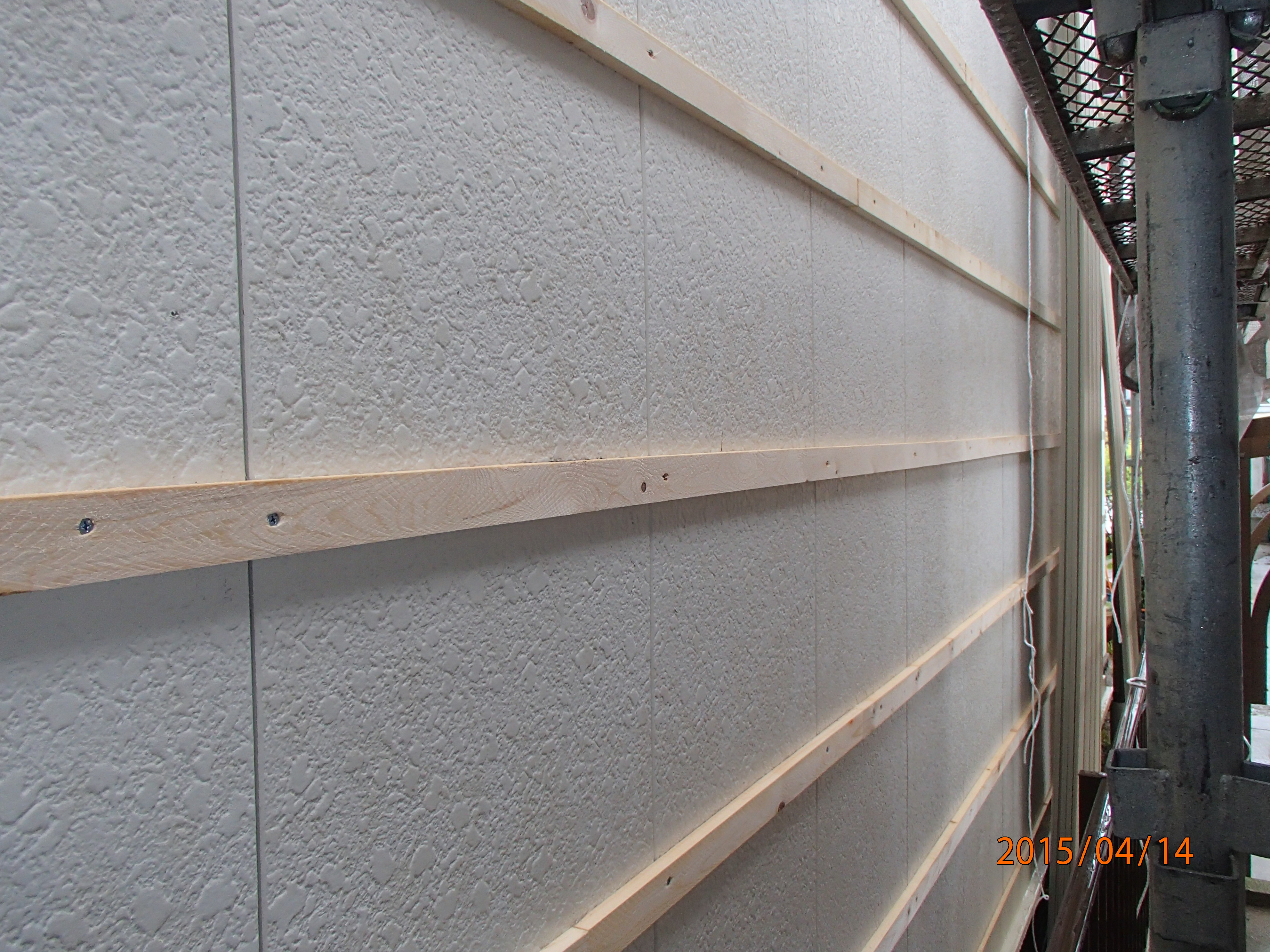 外壁 西面 板金工事スタートです 下地を取り付けた後 ガルバニウム鋼板を取付けていきます リフォームならリフォ マートへ