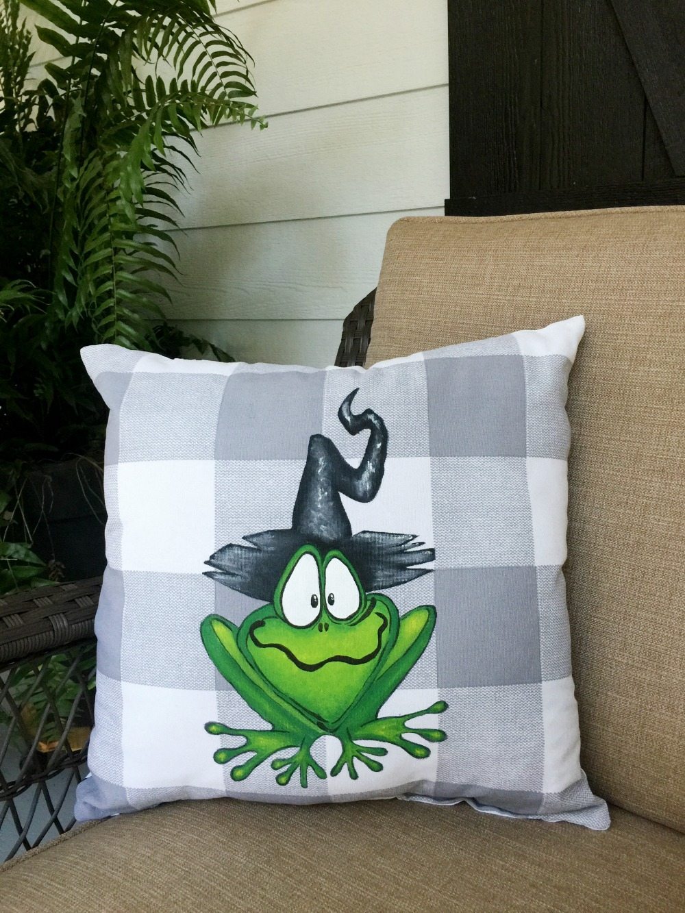 DIY Hand Painted Halloween Pillow Refresh Restyle