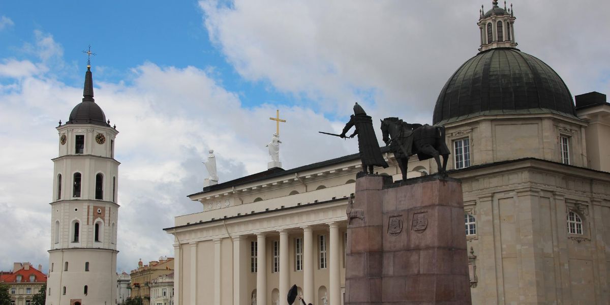 Lithuania Parliament reviews draft law to adjust social insurance