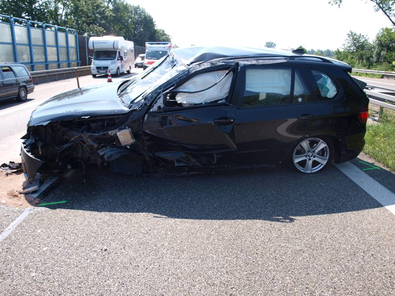 Freiburg A5 Höhe Riegel Auto rast ins Stauende