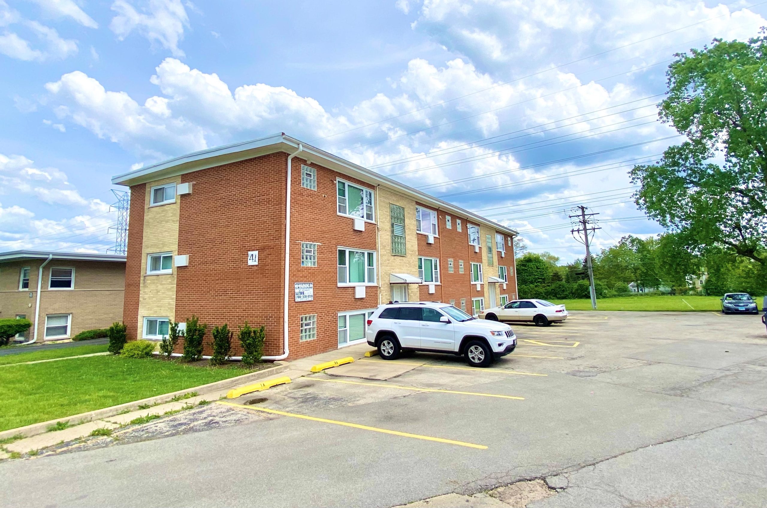 Marcus & Millichap arranges sale of Addison apartment building REJournals