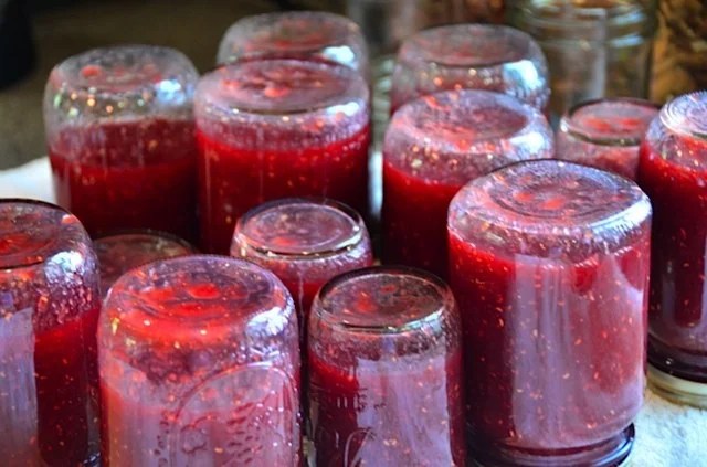 Jam Method Flipping the Jar Over to Seal the Jam Method