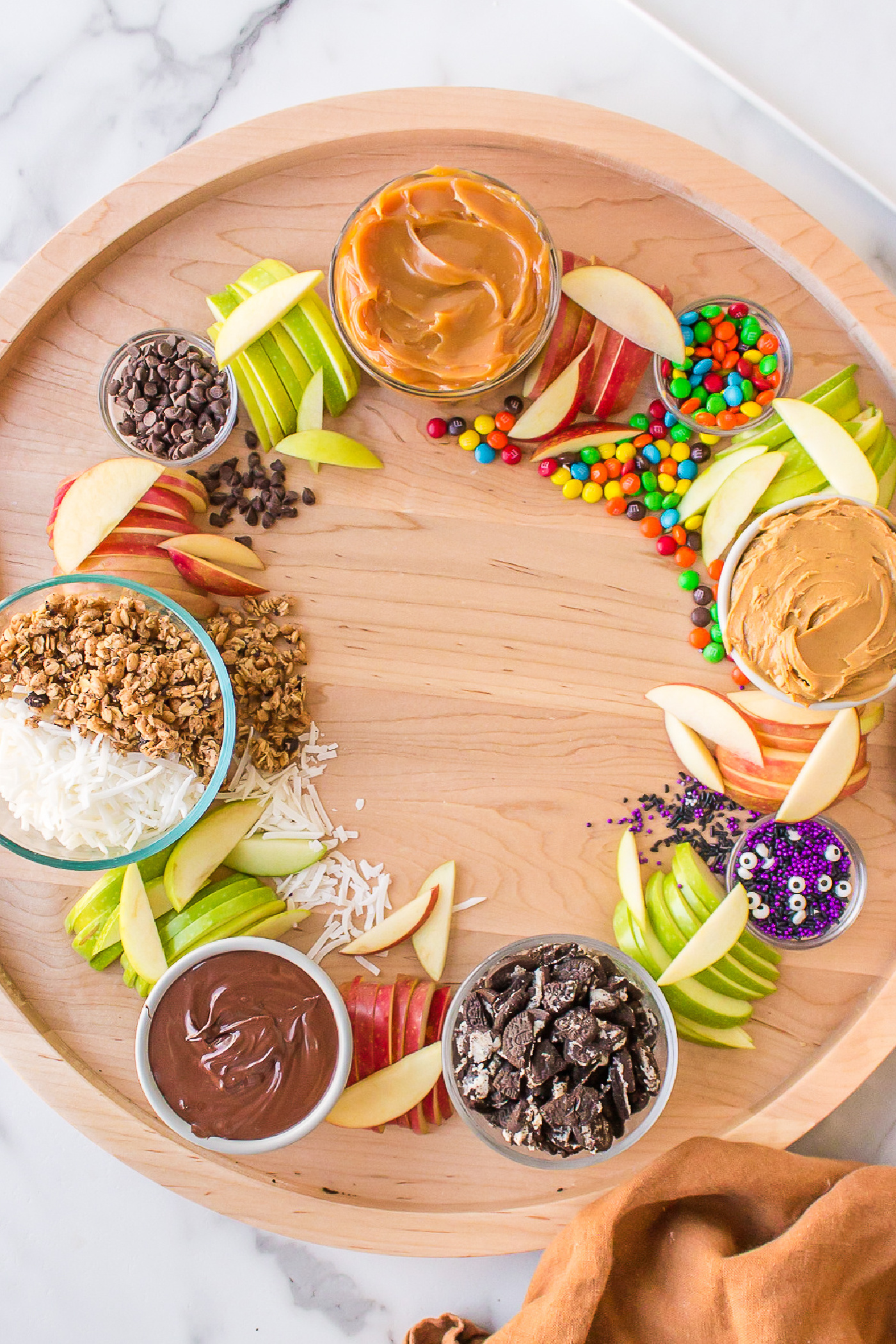 caramel-dipped-apple-slices-wreath-reluctant-entertainer