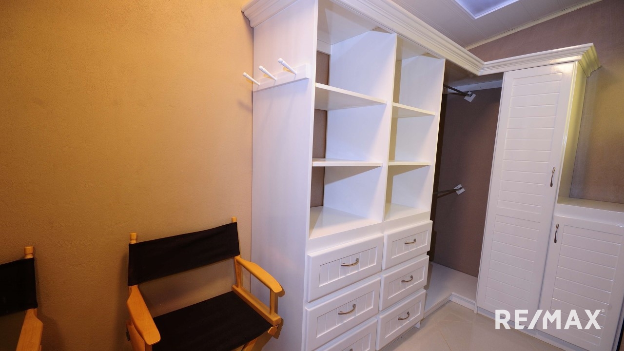 Closet REMAX Jaco Beach Costa Rica Real Estate
