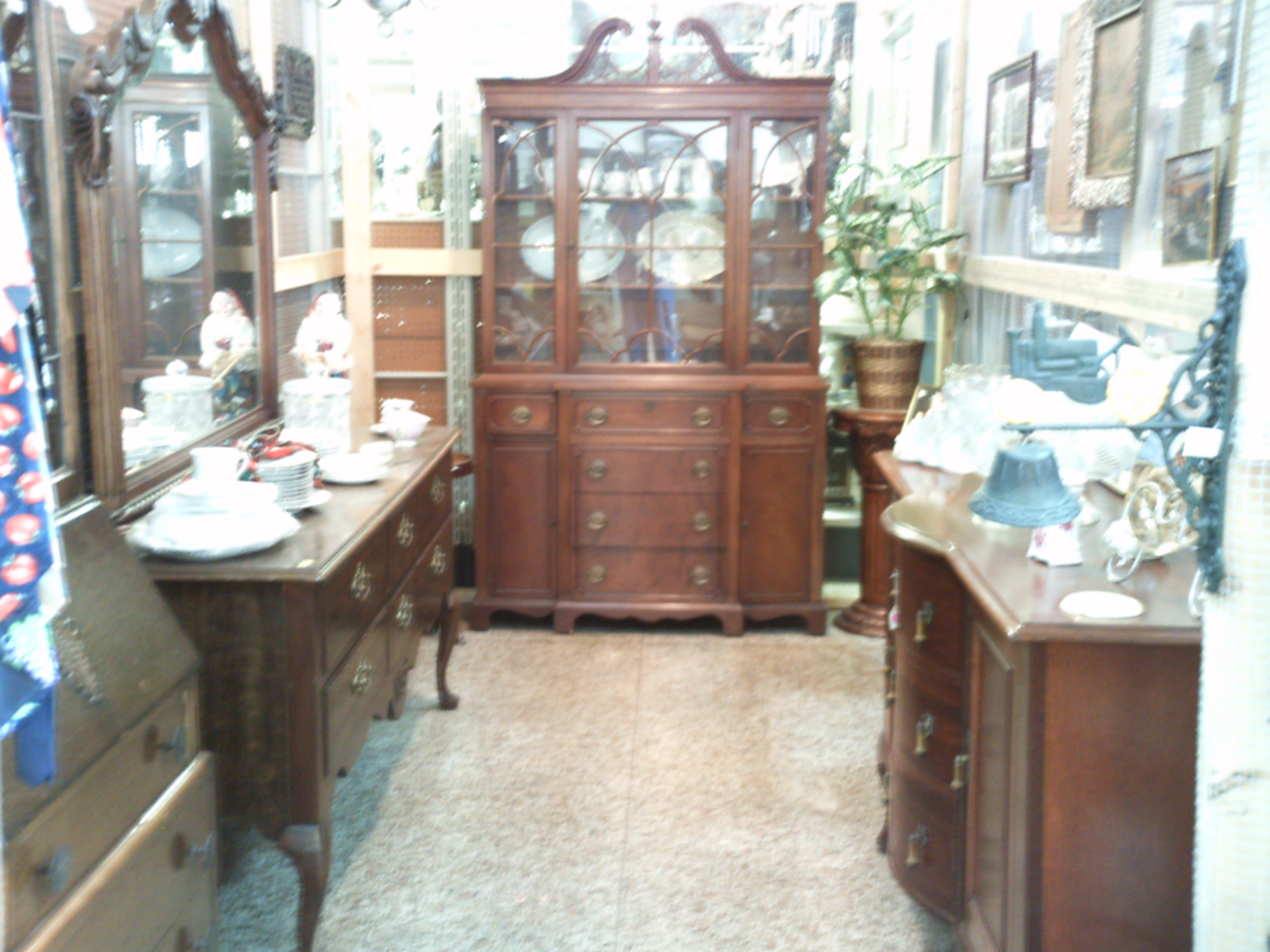 Reminisce Flee Markets / Dealer of Antiques &Collectibles / Houma, LA