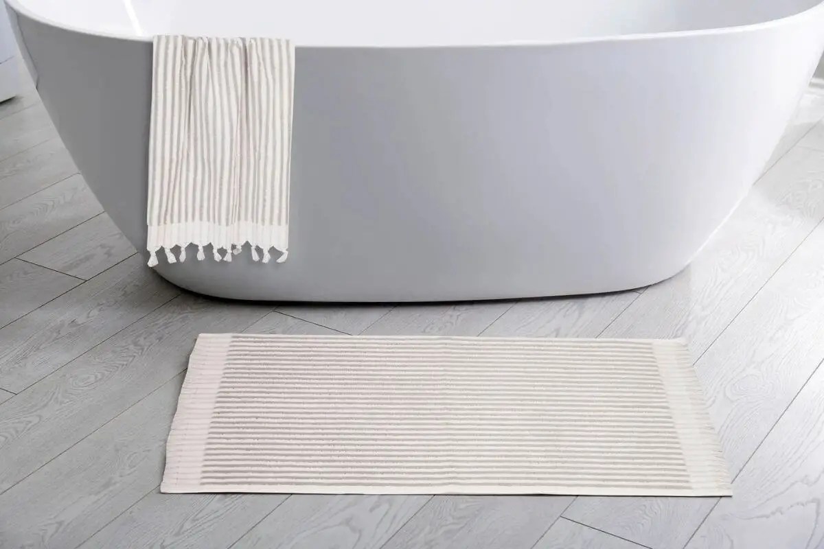 Bath Rug vs. Bath Mat Choosing the Right Bathroom Floor Covering