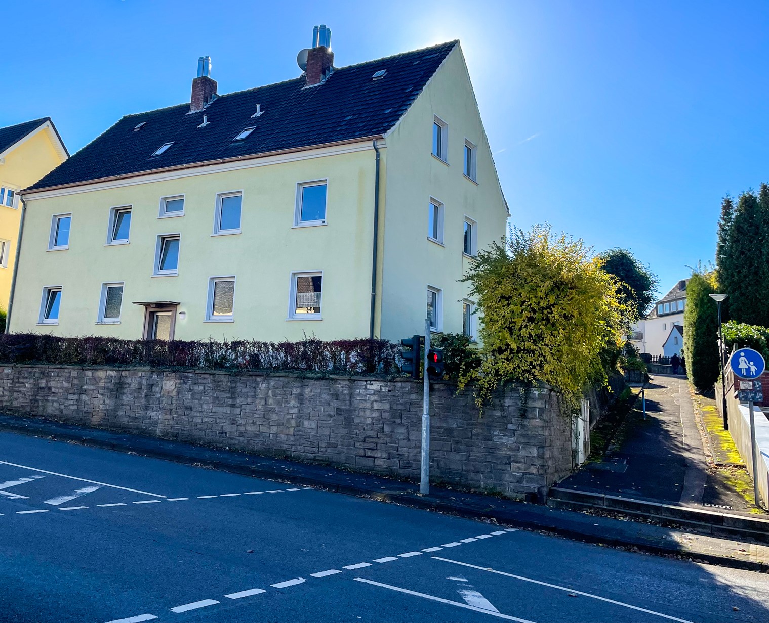 Mehrfamilienhaus mit wunderschöner Wohnung im EG und großem Garten zur