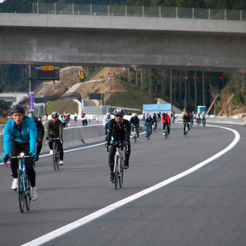 【動画アリ】高速道路を自転車で走れる！ 『新東名開通前記念 東三河 新城 FUN!FUN!サイクリング』 連載JP