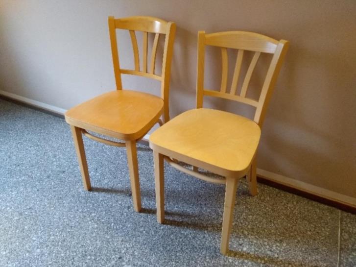 Ljusa Stolar 2 st ljusa stolar i trä bortskänkes Stockholm