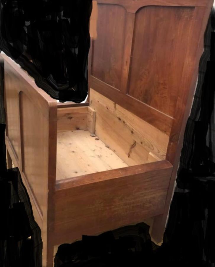 Antik Säng Antik säng för liten vuxen eller barn! bortskänkes Stockholm