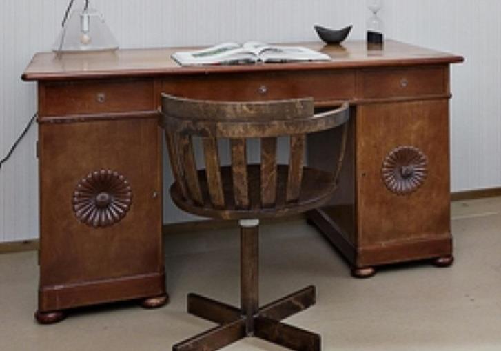 skrivbord mörkt trä Skrivbord I Mörkt Trä Bortskänkes | Västerbotten