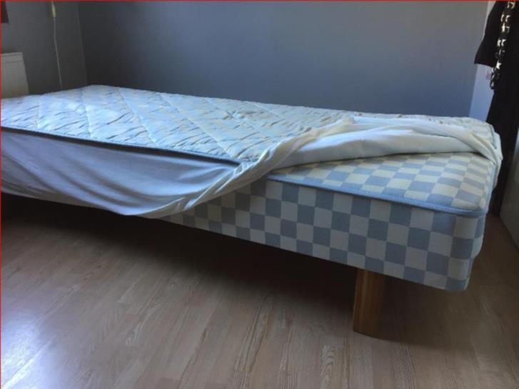 Säng Resårmadrass Säng 90x200 med resårmadrass bortskänkes Stockholm