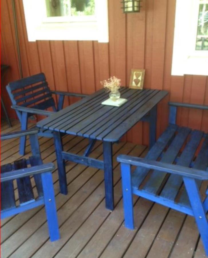 Utegrupp Trä Utegrupp i trä blålaserad bortskänkes Uppsala