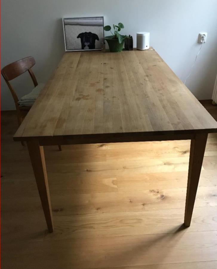 Matbord i ek bortskänkes Stockholm