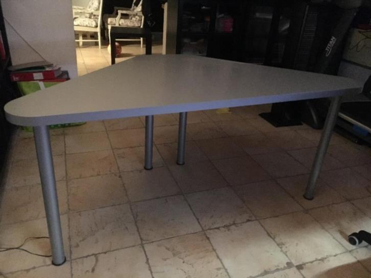 Trekantigt Skrivbord Trekantigt skrivbord bortskänkes Stockholm