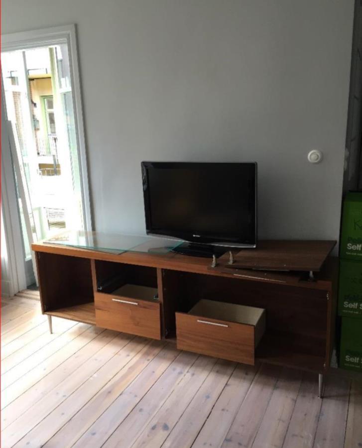 Bänk I Valnöt Skänk/. Tv bänk i valnöt bortskänkes Stockholm