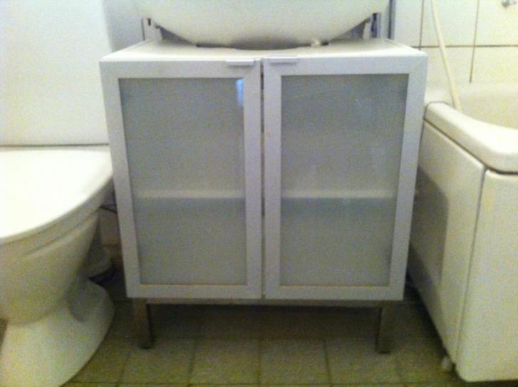 Litet Toalettskåp Toalettskåp bortskänkes Stockholm