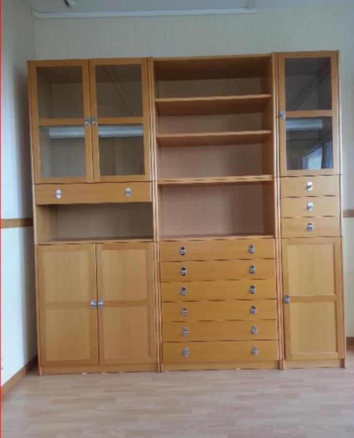 Bokhylla Och Vitrinskåp Bokhylla med vitrinskåp och lådor bortskänkes Stockholm