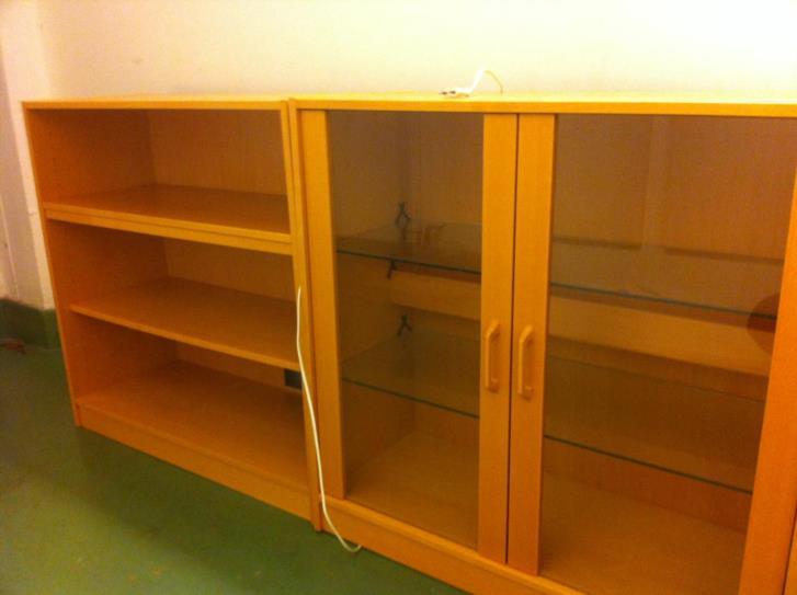 Vitrinskåp I Bok Vitrinskåp + hylla i bok bortskänkes Stockholm