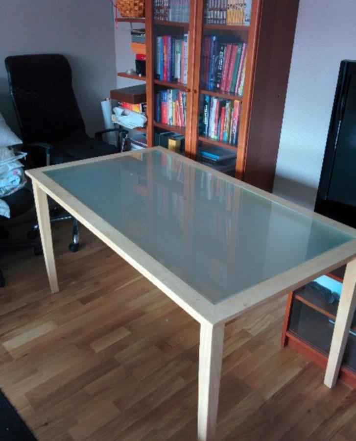 Glasbord i ljust trä skänkes 90x140cm bortskänkes Stockholm