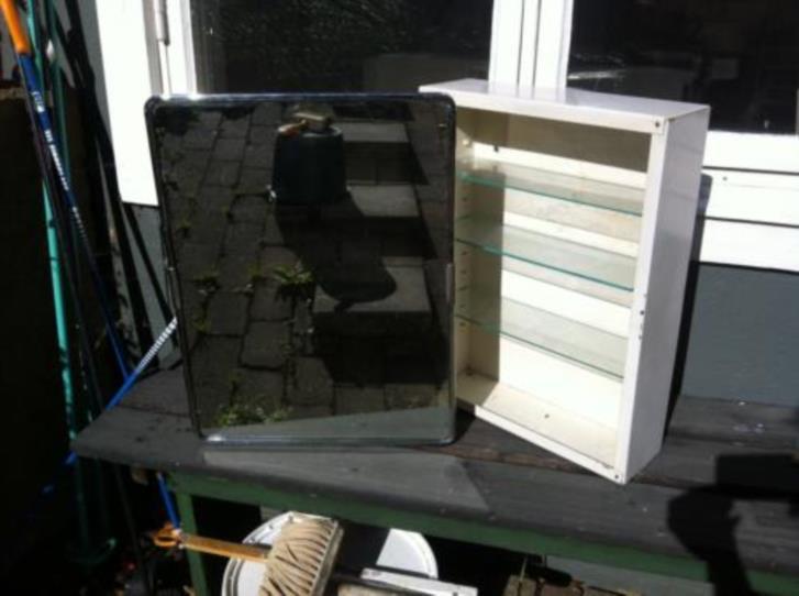 Gammalt Badrumsskåp Gammalt klassiskt badrumsskåp bortskänkes Stockholm