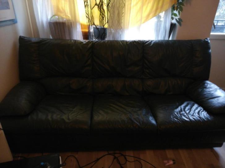 Fin Skinnsoffa Fin mörkgrön skinnsoffa bortskänkes Stockholm