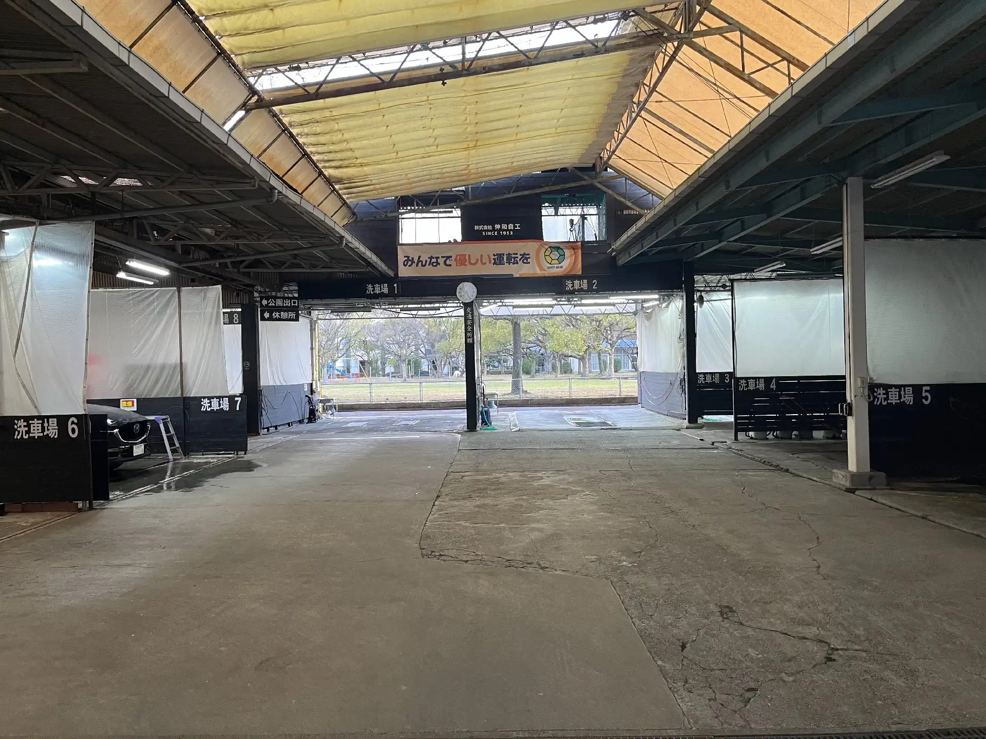 施設案内 [レンタルピット広島 屋根付きセルフ洗車場]