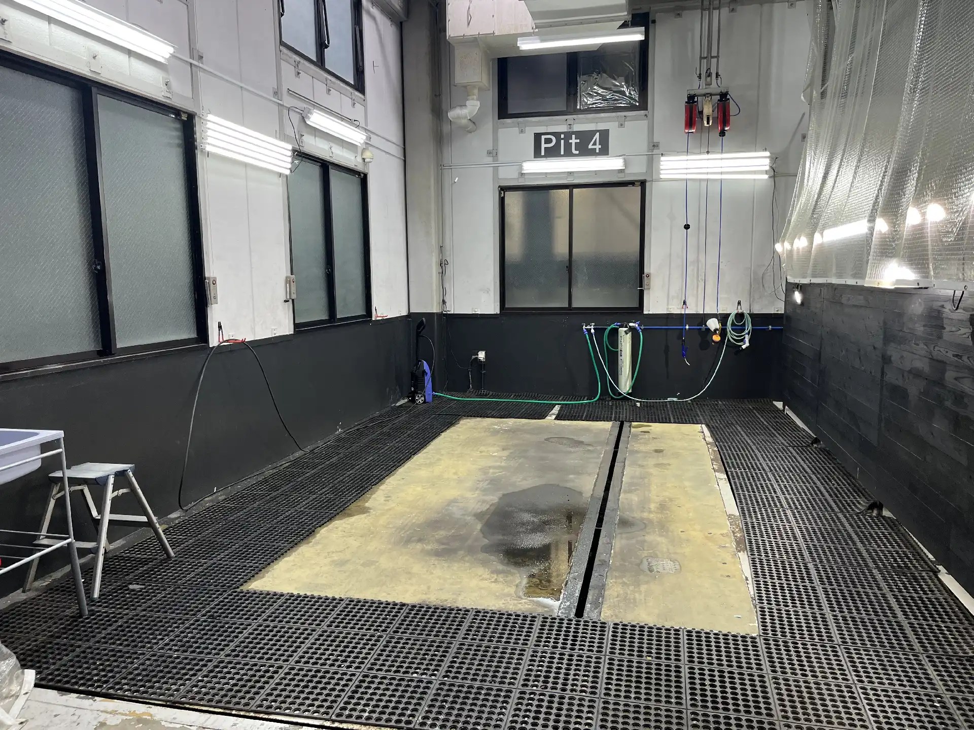 施設案内 [レンタルピット広島 屋根付きセルフ洗車場]