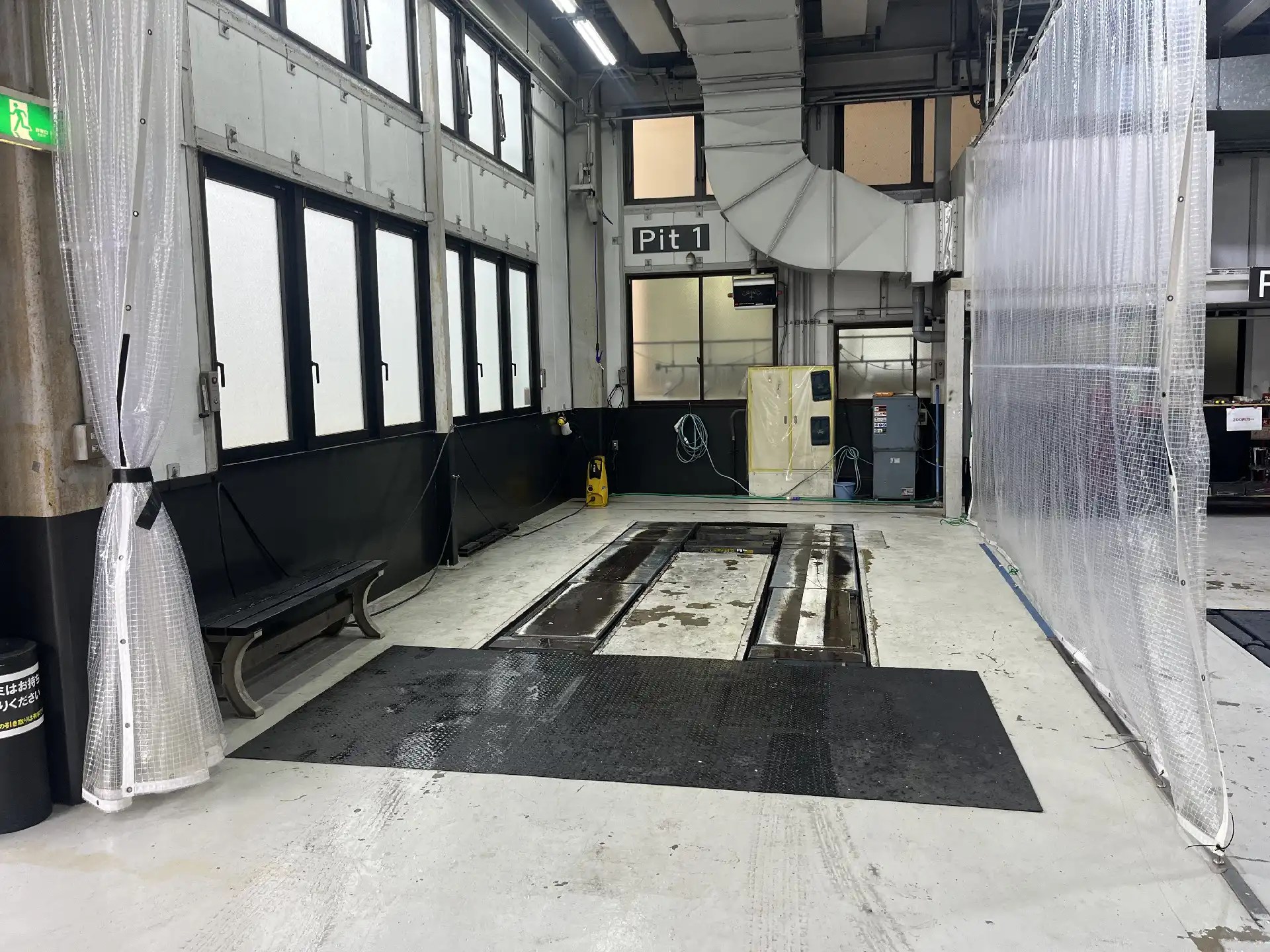 施設案内 [レンタルピット広島 屋根付きセルフ洗車場]