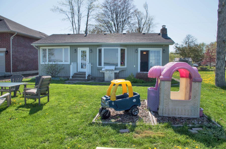 Waterfront Cottage Rental on Cook's Bay (Lake Simcoe) Near Innisfil