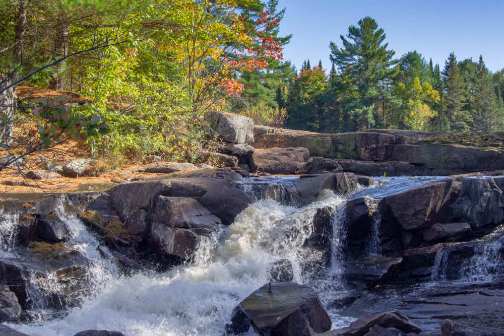 Hidden Trail 4 Bedroom Ontario Cottage Rental on Lower Fry Lake
