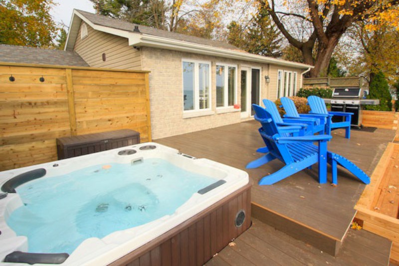 Have a great vacation rental at this Colborne Cottage located on Lake