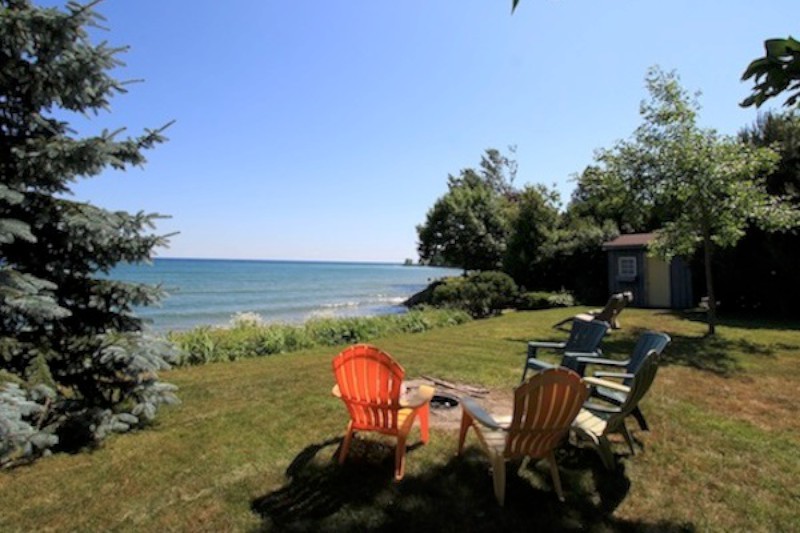 Have a great vacation rental at this Colborne Cottage located on Lake
