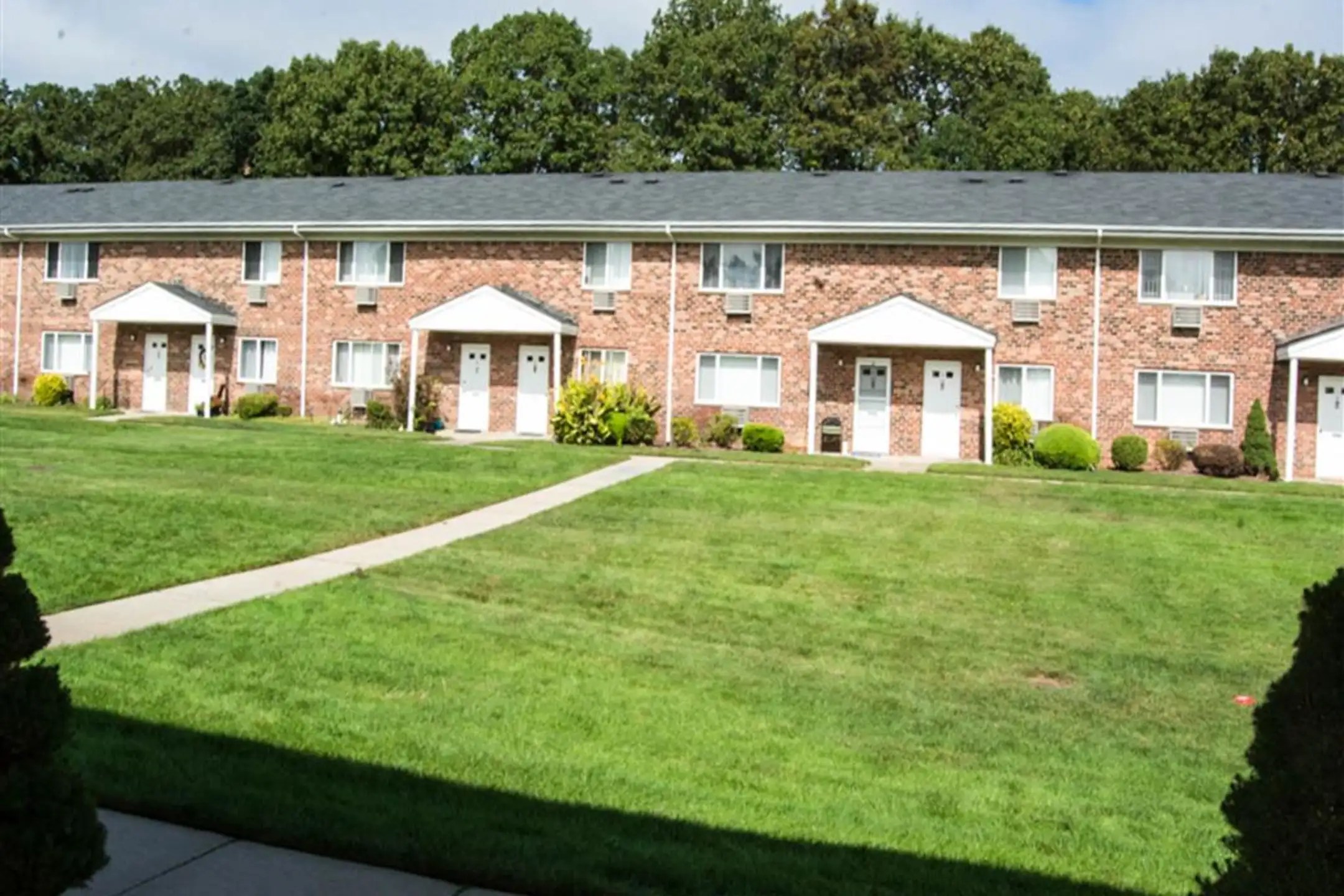 Brookwood at Holbrook Apartments Holbrook, NY 11741