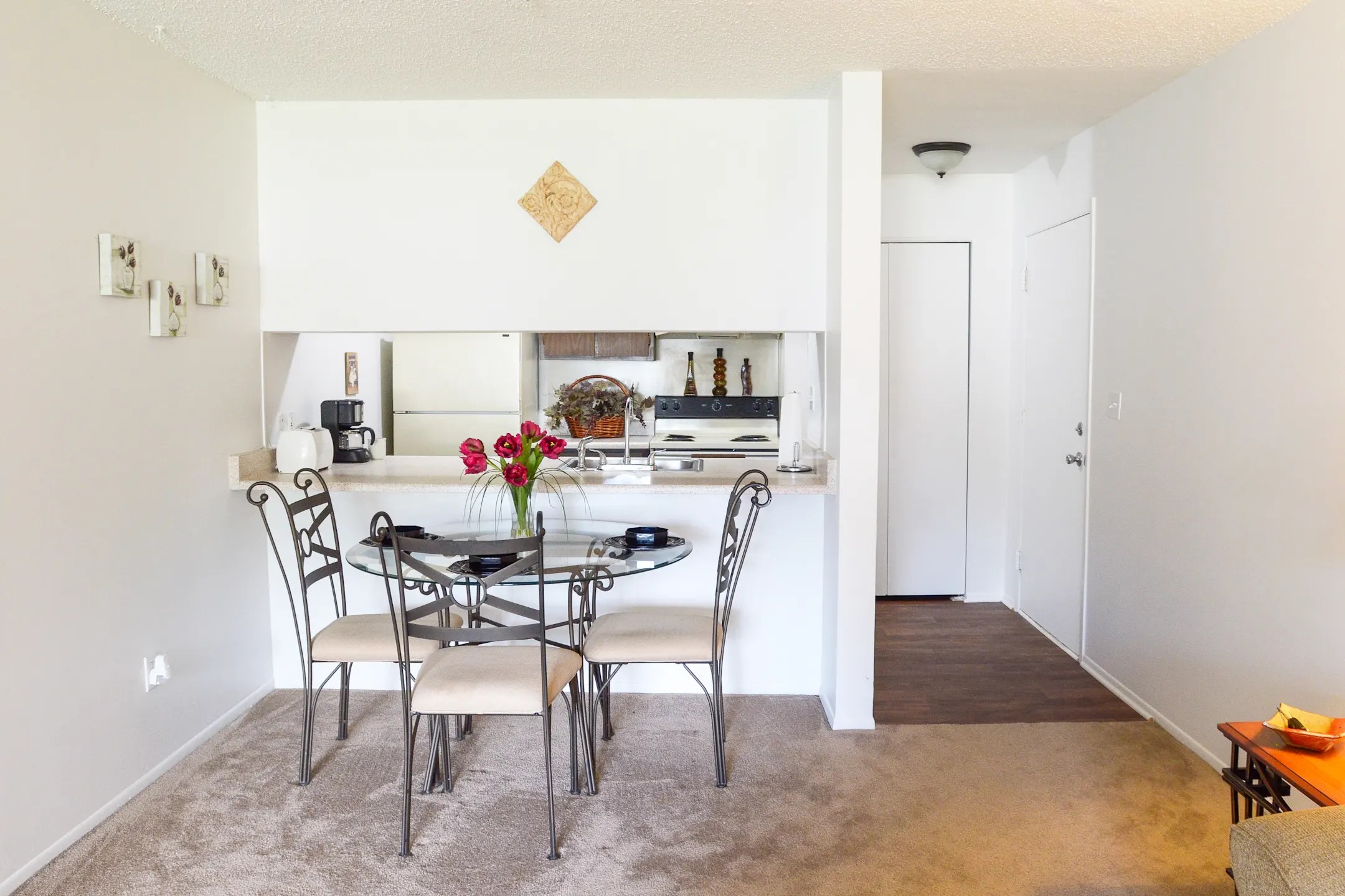 Pine Hill Apartments Howell, MI 48843