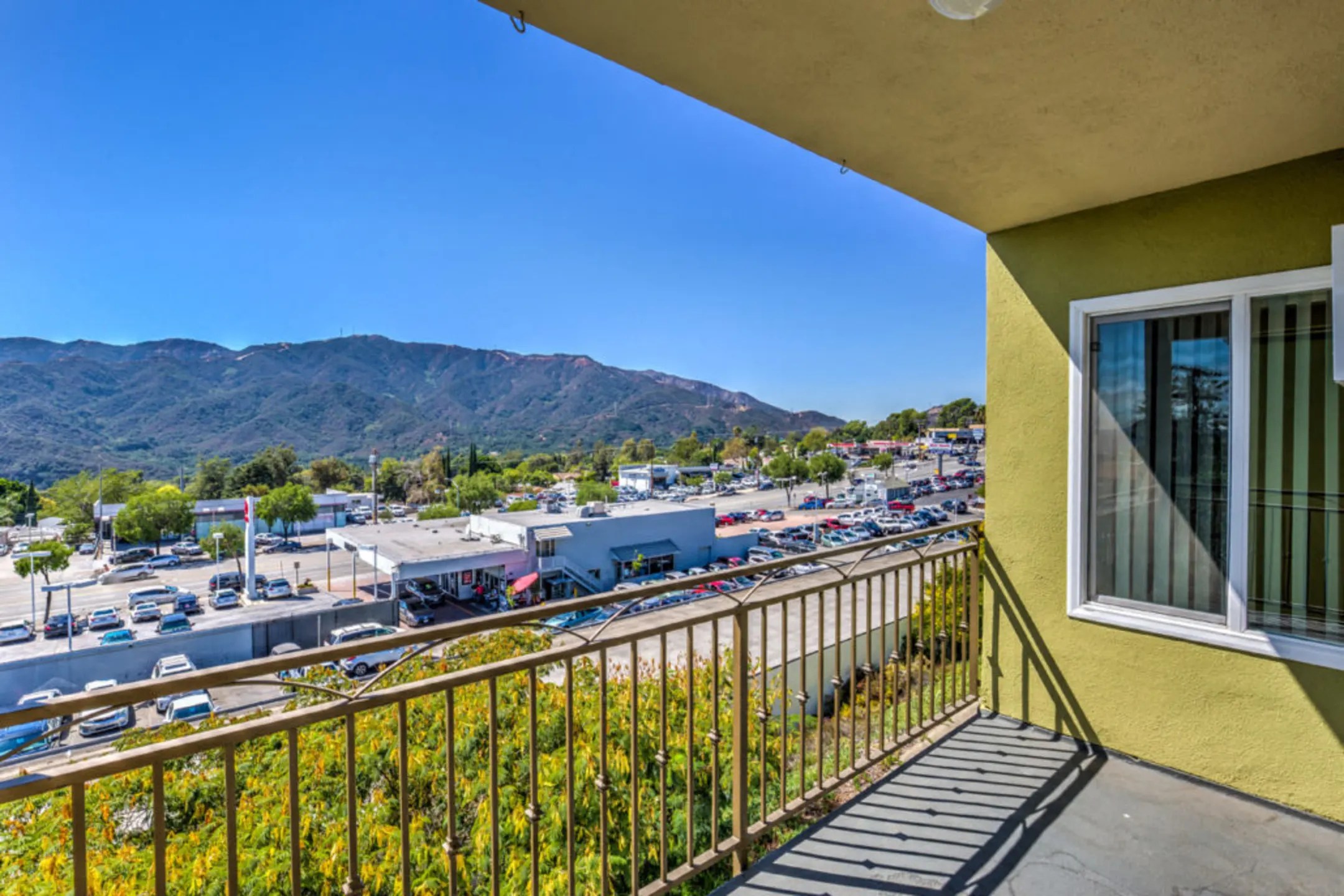 The Summit at La Crescenta Apartments La Crescenta, CA 91214
