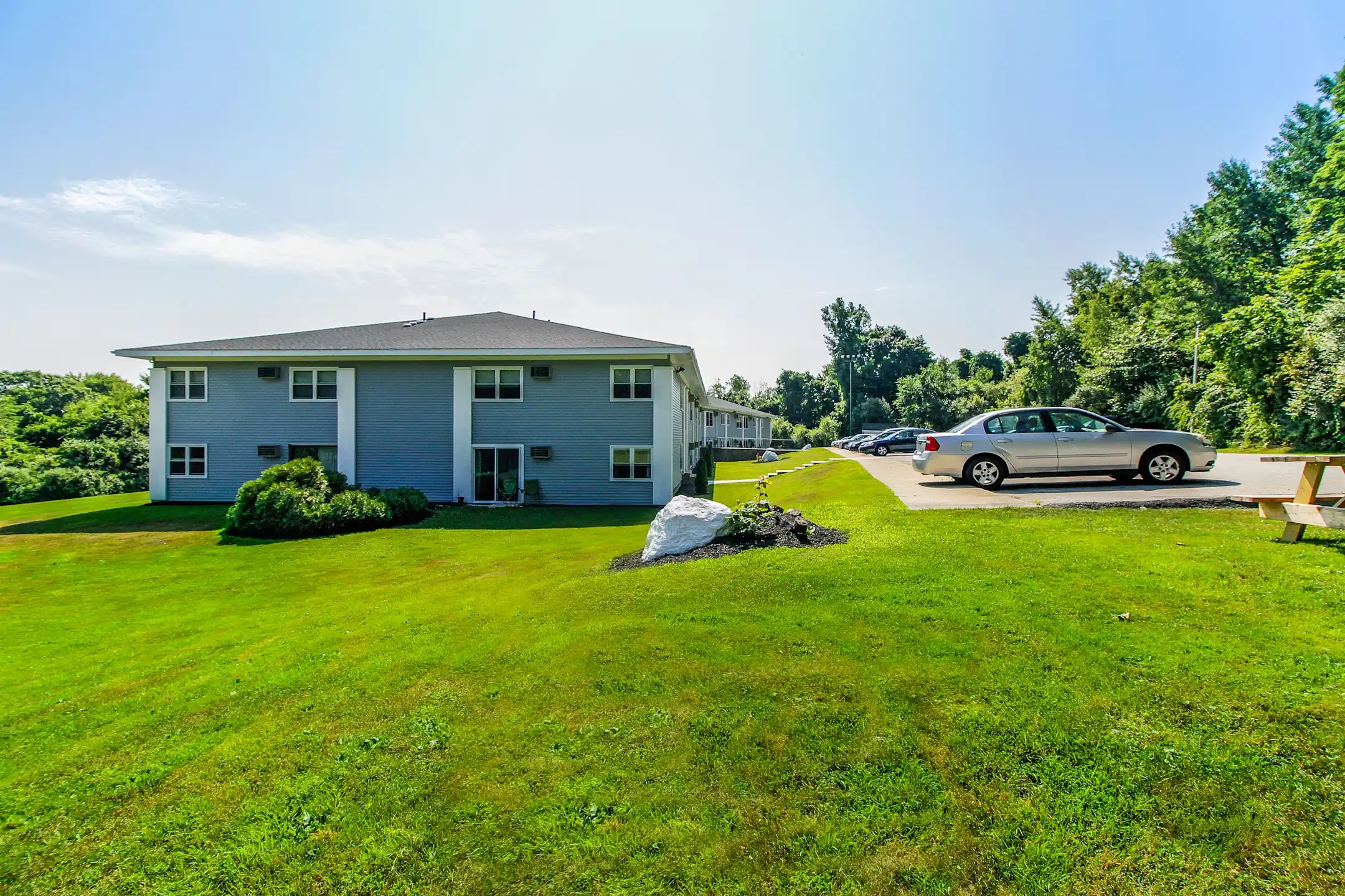 Country Manor Pomfret Apartments Pomfret, CT 06258